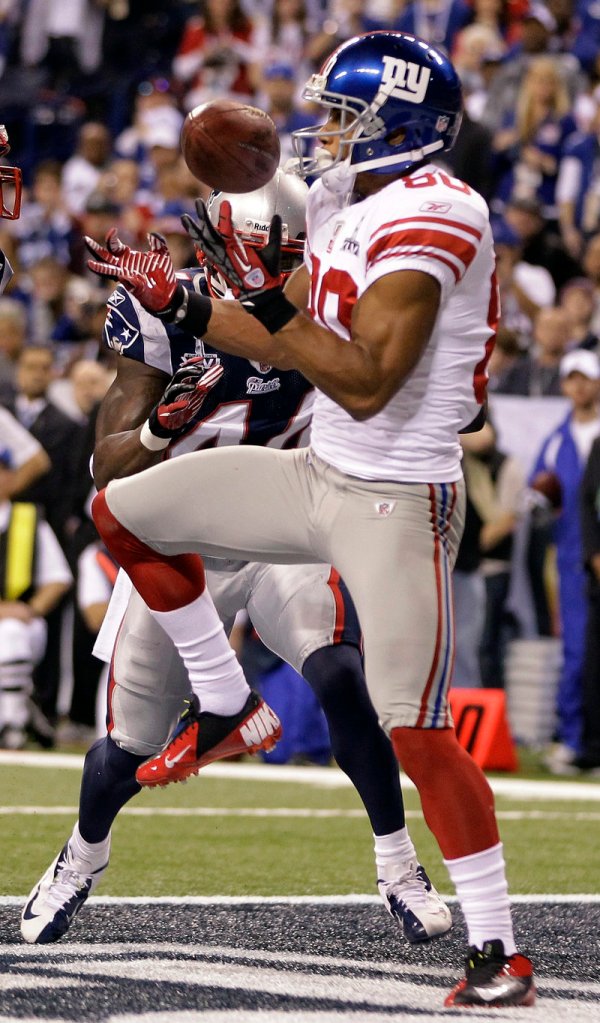Victor Cruz catches a pass in front of his former UMass teammate – Patriots safety James Ihedigbo – for a first-quarter touchdown that gave the Giants a 9-0 lead.