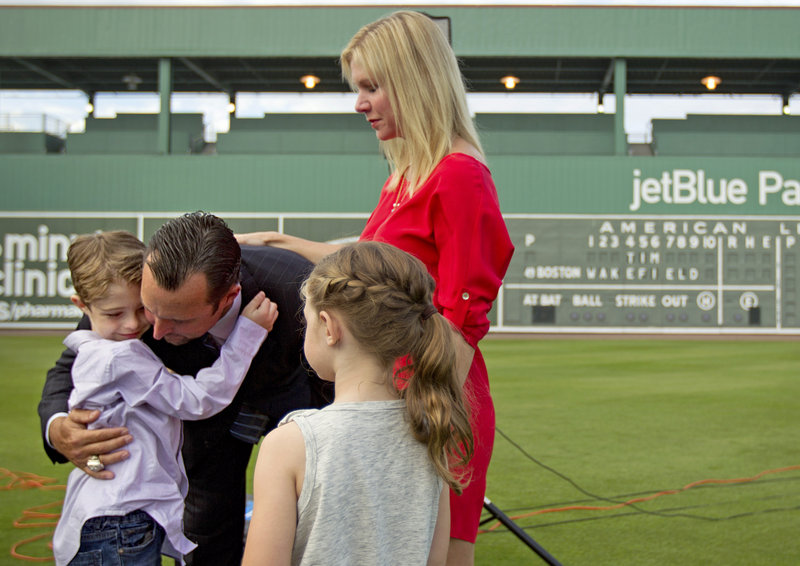 Tim Wakefield said Friday he believes now is the time to walk away from baseball and spend more time with his wife, Stacy, and his children, Trevor, 7, and Brianna, 6.