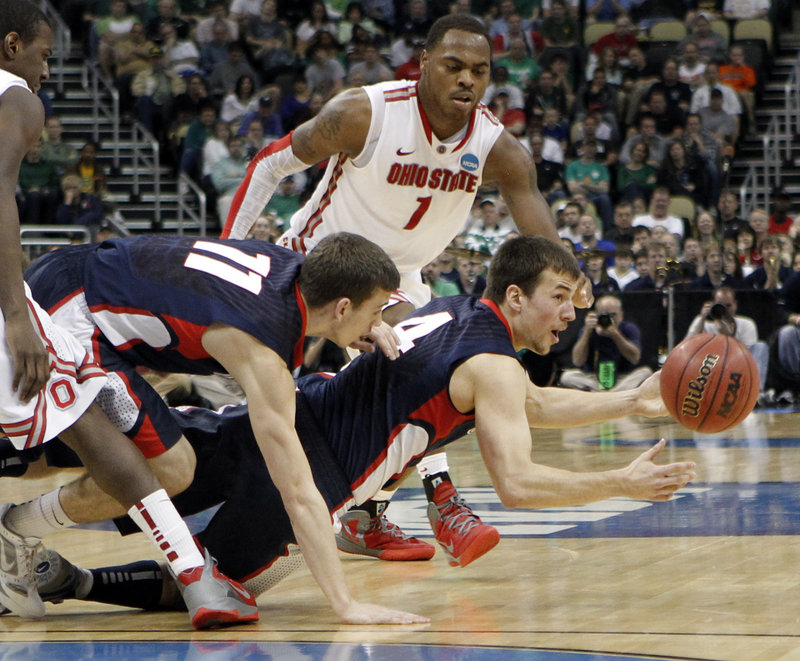 Kevin Pangos gets off a pass after he and Gonzaga teammate David Stockton reached a loose ball in front of Ohio State’s DeShaun Thomas in Saturday’s NCAA game.
