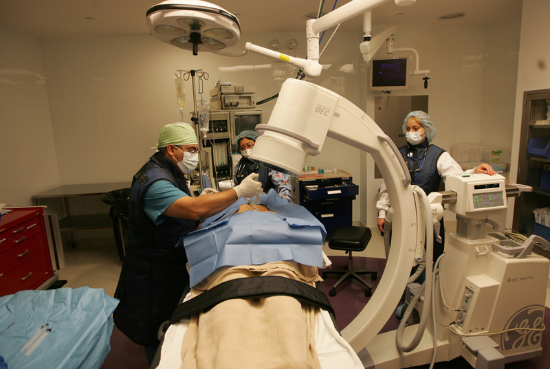 Dr. Ifran Alladin performs surgery at the Accelerated Surgical Center of North Jersey LLC in Paterson, N.J., in 2011. A California study published Monday found huge disparities in patients’ bills for an appendectomy. The researchers and other experts say the results aren’t unique to California and illustrate a broken system.