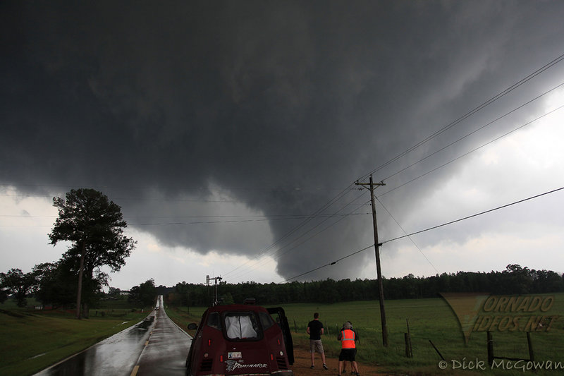 Early warnings about a spate of tornadoes in the Midwest last weekend brought out an influx of inexperienced spectators, “especially the locals,” says a longtime storm chaser.