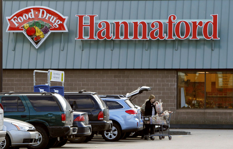 A shopper loads groceries into her car at a Hannaford’s grocery store in Auburn. A Hannaford spokesman says signs posted at taffected stores alert customers to the debit and credit card problem.