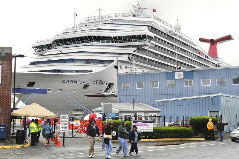 The season’s first cruise ship, Carnival Glory, arrived in Portland early Tuesday, bringing several thousand visitors to the city. A small group of sidewalk vendors were ready for them, and city officials, in turn, went on the offensive.