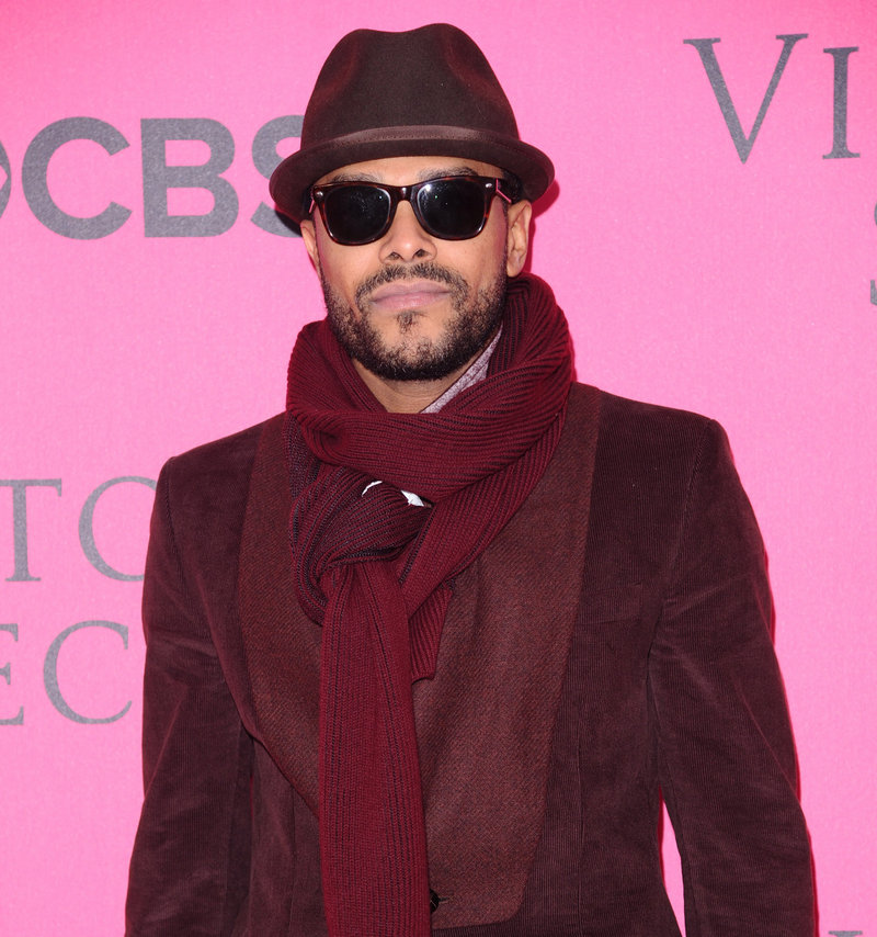 R&B singer Maxwell has canceled his short U.S. tour after developing vocal swelling and hemorrhaging.