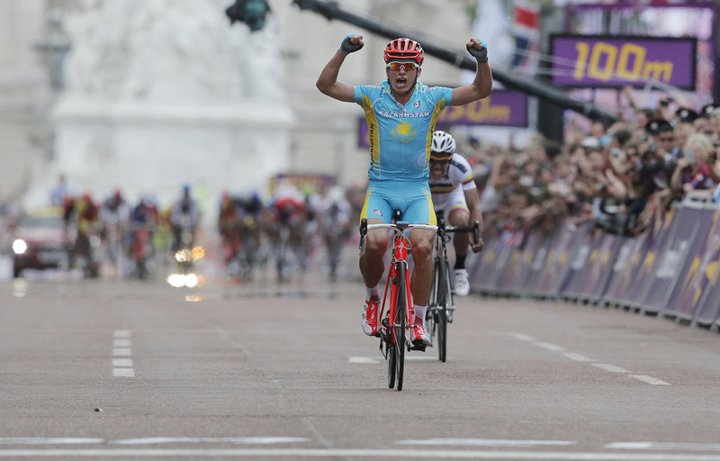 Alexander Vinokourov of Kazakhstan outsprints Rigoberto Uran of Colombia to win the men’s cycling road race, upsetting British favorite Mark Cavendish.