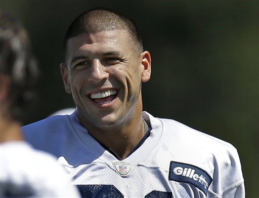 The New England Patriots gave tight end Aaron Hernandez a contract extension on Monday.