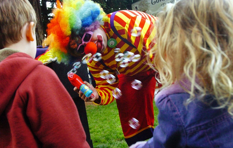 In this Sept. 27, 2006 file photo, "Kenny the Clown," otherwise known as Kenneth Kahn, entertains Samuel Hogg 3, left, and Kaya Clementi, 3, right, during the Fairfax Farmer's Market in Marin County, Calif. Kahn, also known as Kenny the Clown, says he unwittingly received the stolen tablet from a friend who was later arrested for breaking into the Jobs residence in Palo Alto, the San Jose Mercury News reported Friday, Aug. 17, 2012. Kahn said he had the iPad for a few days before police came asking for the purloined tablet, which was returned to the Jobs family. The professional entertainer said he never examined the device's contents. Instead he downloaded the "Pink Panther" and other songs to play while entertaining kids and tourists during his clown routine. Kahn said had no idea where the 64GB iPad came from until his friend, 35-year-old Kariem McFarlin of Alameda, was arrested Aug. 2. (AP Photo/Marin Independent Journal, Jeff Vendsel)