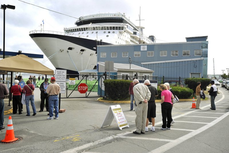 The cruise ship Celebrity Summit draws people to Portland’s Maine State Pier last September. A letter writer says a pier cleared of buildings and re-decked would attract even more.