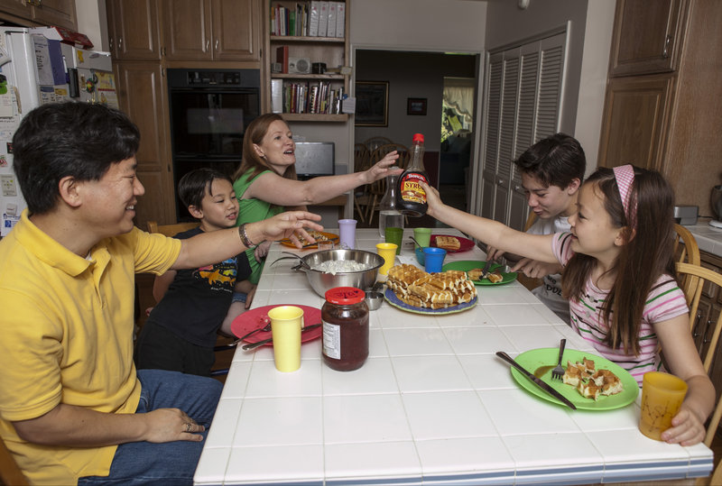 David Oh, left, and his family – Devyn, wife Bryn, Braden and Ashlyn – eat breakfast at 3 p.m. in La Canada Flintridge, Calif., last Tuesday. The family has been living on Mars time and following an odd schedule since the rover Curiosity landed Aug. 5.