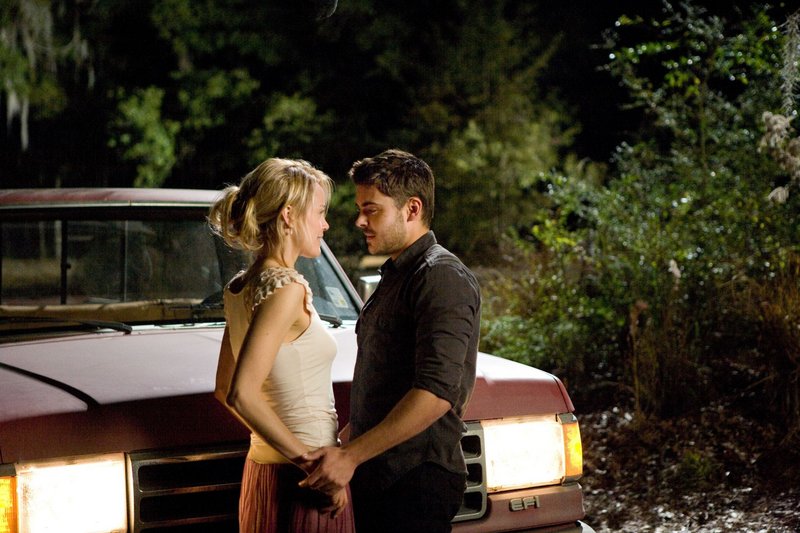 Taylor Schilling as Beth and Zac Efron as Logan in “The Lucky One.”