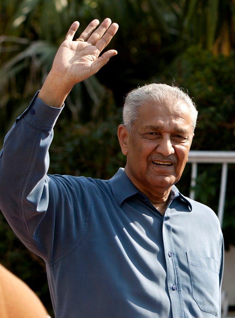 Abdul Qadeer Khan, viewed as a pariah in the U.S. and a national hero in Pakistan, aims to shake up the country politically.
