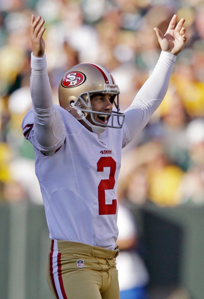 David Akers rejoices after kicking his record-tying 63-yard field goal Sunday in the 49ers’ win over the Packers at Green Bay.