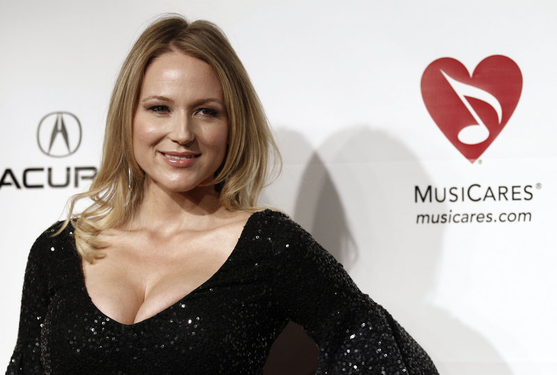 Singer Jewel arrives at the MusiCares Person of the Year gala honoring Barbra Streisand in Los Angeles in 2011. Jewel will perform at a benefit concert Oct. 29.