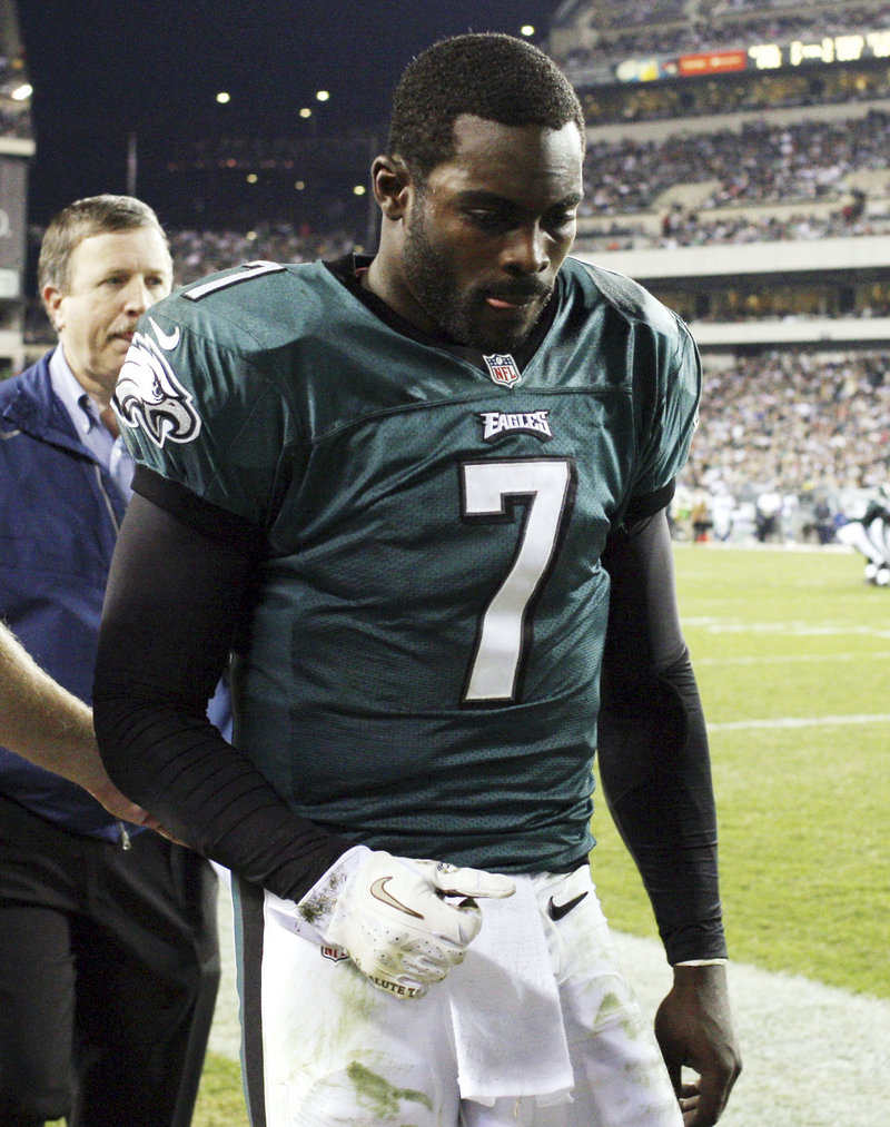 Michael Vick of the Eagles and two other quarterbacks had to leave games Sunday because of concussions.