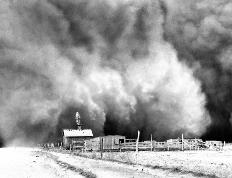 A dust storm about to envelop a barn in 1935 in Boise City, Okla.