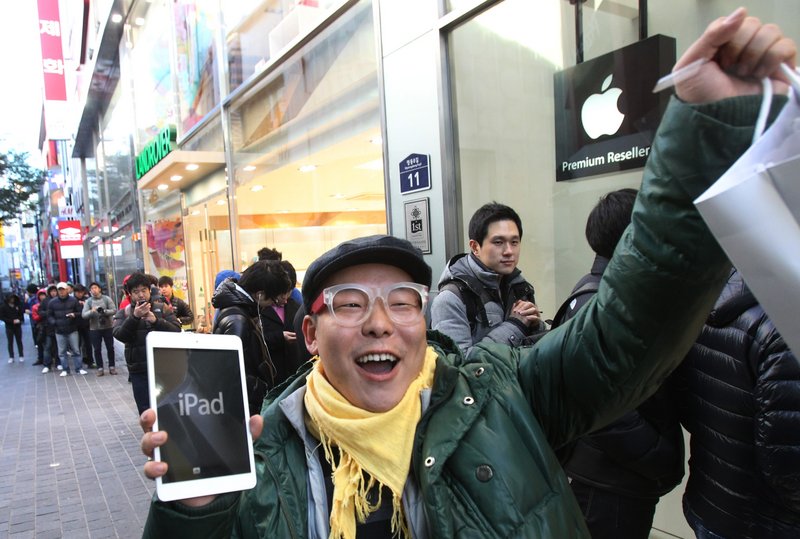 A shopper reacts after buying a new iPad Mini in Seoul, South Korea, earlier this month. Apple has plenty of competition in tablet computers now, giving consumers a variety of good choices in sizes and capabilities.