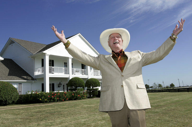 Actor Larry Hagman poses in 2008 in front of the Southfork Ranch mansion in Parker, Texas, made famous in the hugely successful nighttime soap “Dallas.” He died Friday of cancer.