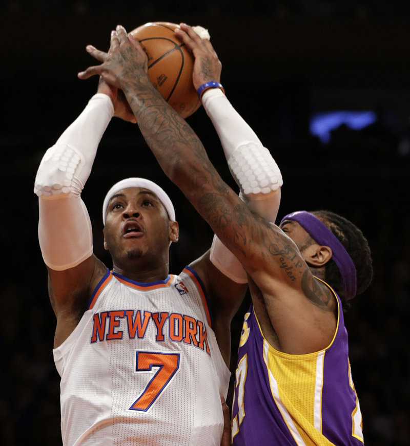 Carmelo Anthony of the New York Knicks tries to get a layup over the outstretched left arm of the Los Angeles Lakers’ Jordan Hill on Thursday at Madison Square Garden.