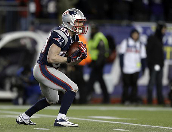 Patriots wide receiver Wes Welker runs for yardage during the second half on Sunday.