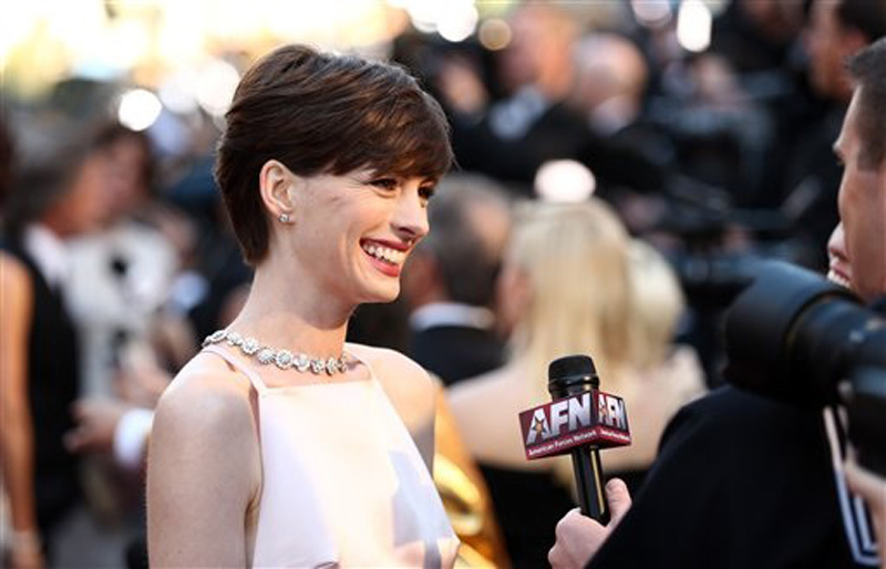 Anne Hathaway wins best supporting actress for "Les Miserables." Oscars;Oscar