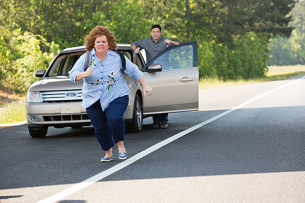 Melissa McCarthy and Jason Bateman beat each other up in “Identity Thief.”