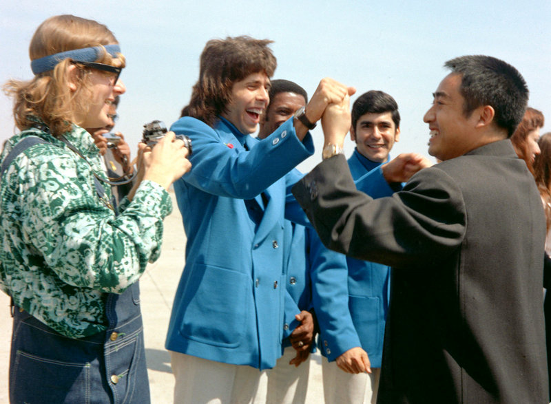 Zhuang Zedong, right, seen in 1972, clasps hands with U.S. pingpong player Glenn Cowan during a visit to the United States. Zhuang was the catalyst in the groundbreaking change in relations between China and the U.S.