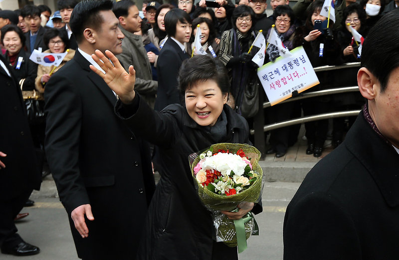 South Korea’s new president, Park Geun-hye, waves to supporters on the way to her inauguration ceremony at the National Assembly in Seoul, South Korea, Monday.