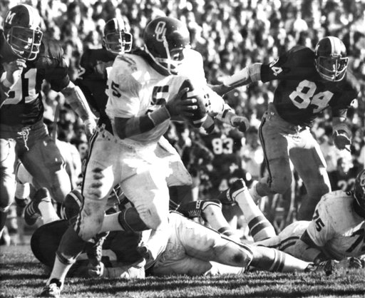 In this Nov. 15, 1975, photo, University of Oklahoma quarterback Steven Davis (5) sweeps for a 15-yard gain against Missouri in Columbia, Mo. The starting quarterback for Oklahoma's national championship teams in 1974 and 1975 was one of two men killed when a small plane slammed into a house in northern Indiana.