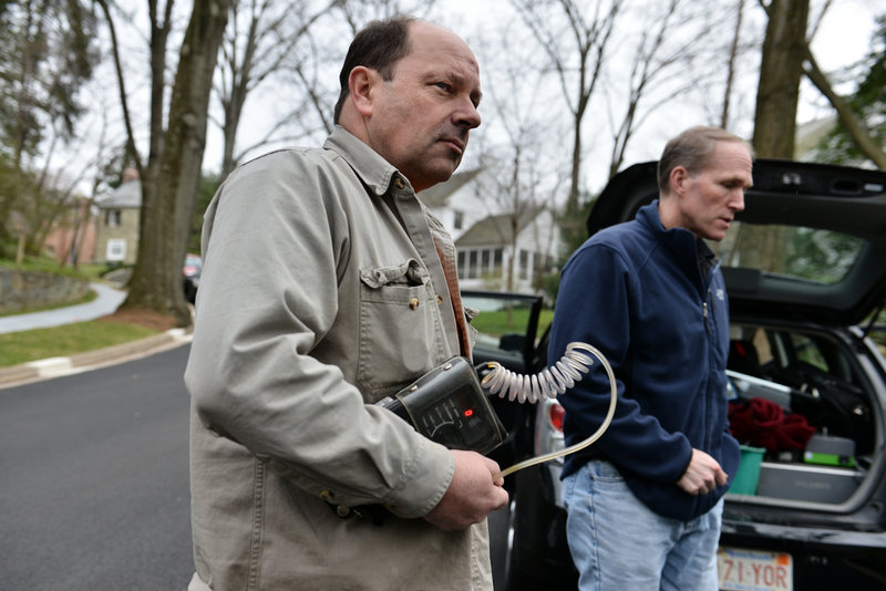 Bob Ackley, left, a gas leakage specialist, and Robert Jackson, a professor of environmental sciences at Duke University, prowl streets for gas leaks In Washington, D.C.