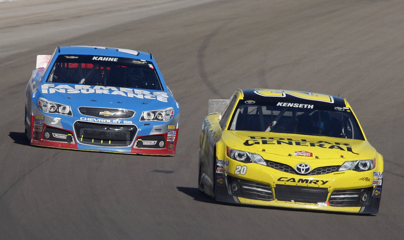Matt Kenseth, right, fights off a late challenge from Kasey Kahne in Sunday’s Sprint Cup race at Las Vegas Motor Speedway on the way to his 25th career victory.