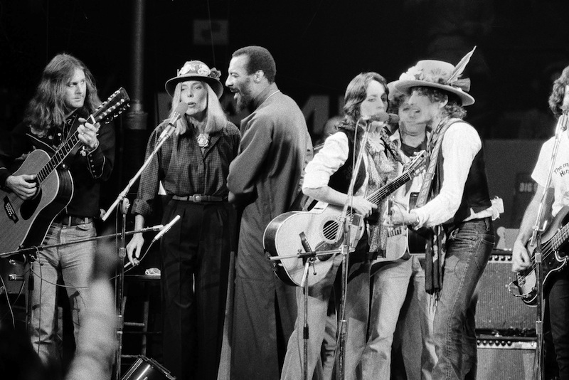 In this Dec. 1975 file photo, musicians Roger McGuinn, Joni Mitchell, Richie Havens, Joan Baez and Bob Dylan perform the finale of the The Rolling Thunder Revue, a tour headed by Dylan. Havens, who sang and strummed for a sea of people at Woodstock, has died at 72. His family says in a statement that Havens died Monday, April 22, 2013, of a heart attack. (AP Photo, File)
