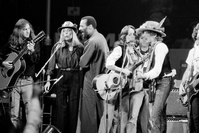 In December of 1975, Richie Havens, third from left, performed with musicians, from left, Roger McGuinn, Joni Mitchell and Joan Baez and Bob Dylan in The Rolling Thunder Revue, a tour headed by Dylan. His performance at Woodstock in 1969 was a turning point in his career.