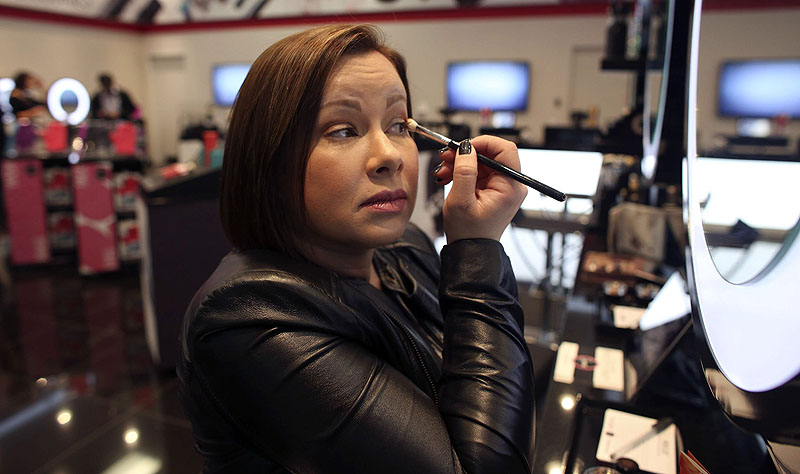 Simone Xavier, CEO and founder of the online beauty store Sigma, touches up her makeup at the retailer’s new physical store in leased space at Mall of America in Bloomington, Minn. 04000000 FIN krtbusiness business krtnational national krtedonly mct 04007004 04007005 04007006 krtconsumergoods consumer goods krtnamer north america krtstore store krtusbusiness mail order retail specialty store u.s. us united states 2013 krt2013
