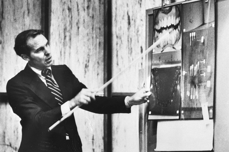 Forensic odontologist Dr. Richard Souviron points to a photo of Ted Bundy’s teeth during Bundy’s 1979 murder trial in Miami. Souviron, who is considered the founding father of bite-mark forensics, argues there’s a “real need for bite marks in our criminal justice system.”