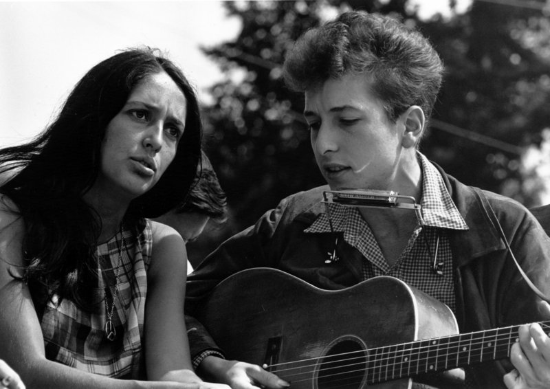 Joan Baez influenced – and was influenced by – Bob Dylan, with whom she is pictured in this image from 1963.