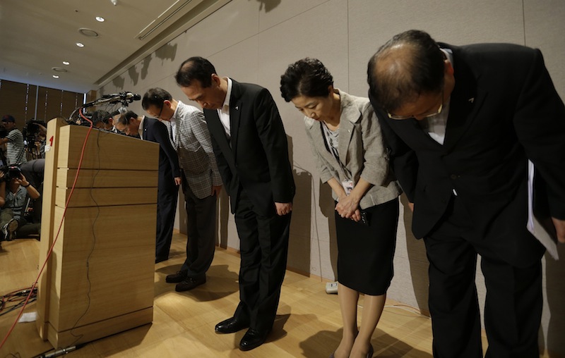 Asiana Airlines President and CEO Yoon Young-doo, fourth from right, and board members bow to the nation during press conference about Asiana Airlines flight 214 which took off from Seoul and crashed while landing at San Francisco International Airport at Asiana Airlines head office in Seoul, South Korea, Sunday, July 7, 2013. (AP Photo/Lee Jin-man)
