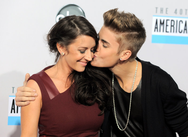 Justin Bieber kisses his mother Pattie Mallette at the 40th Anniversary American Music Awards in Los Angeles on Nov. 18, 2012.