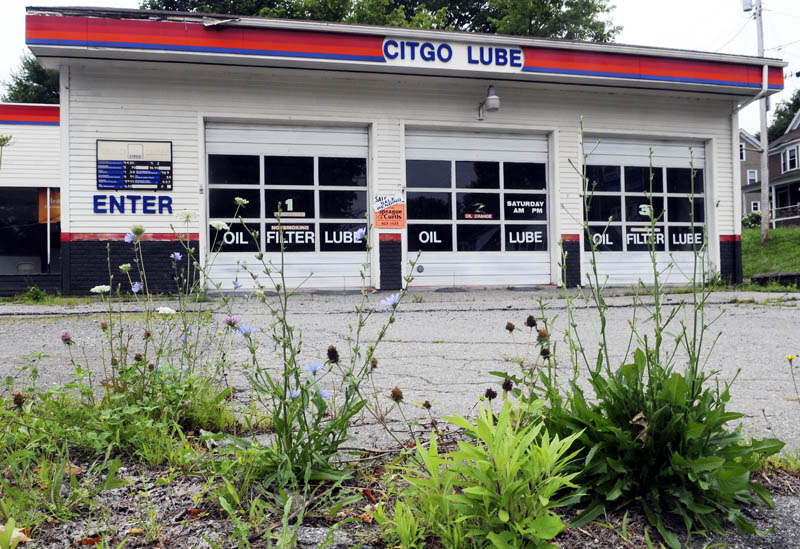 A developer is proposing to raze a former auto garage, at the intersection of Davenport and Stone streets, to build a Dunkin Donuts, pending approval from the Augusta Planning Board.