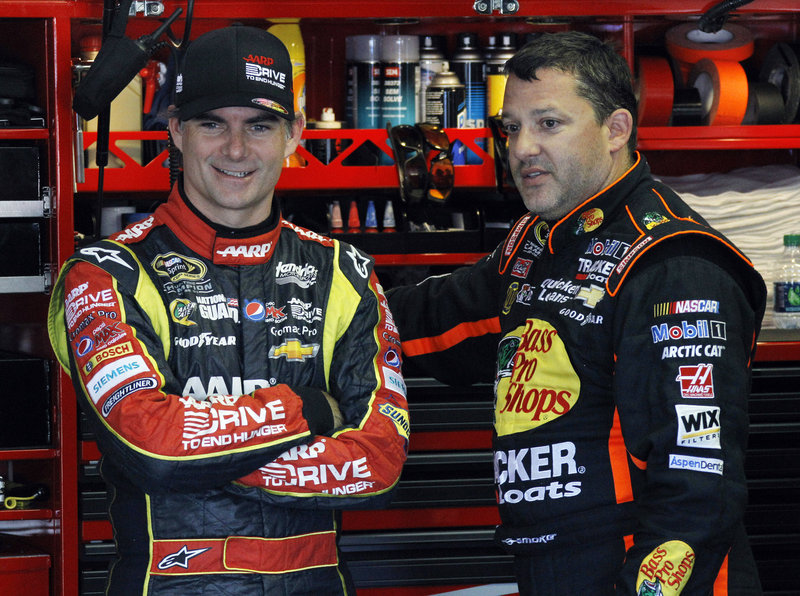 Jeff Gordon, left, shown with Tony Stewart, is chasing his elusive fifth Cup title, 11 years after he celebrated his last one.