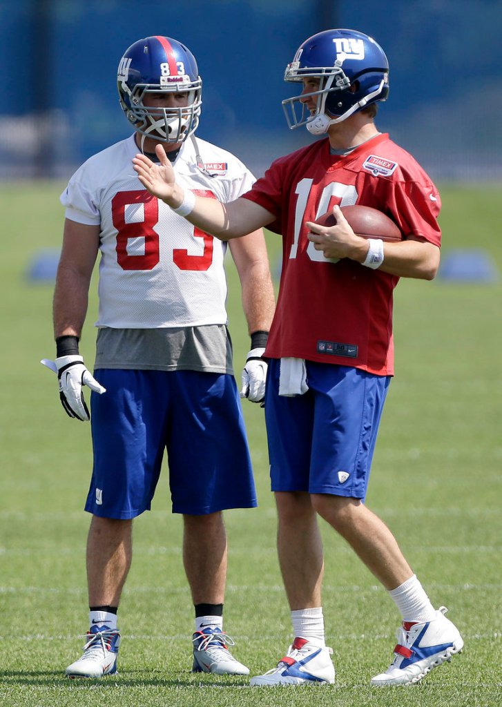 Eli Manning, right, explains the intricacies of the New York Giants’ offense to tight end Brandon Myers, a free-agent acquisition who starred with Oakland last season.