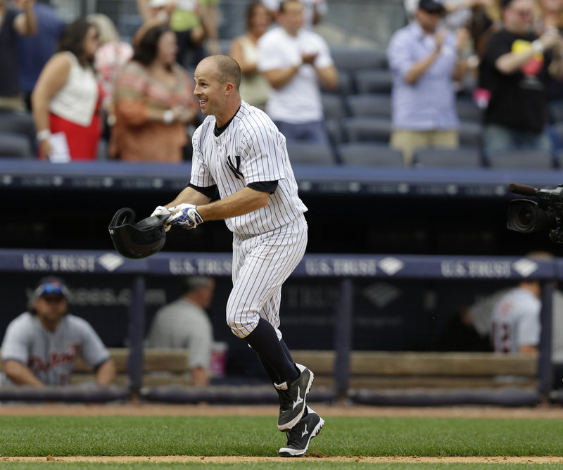 Brett Gardner of the Yankees doffs his helmet as he heads for home after hitting a ninth-inning solo home run that gave New York a 5-4 win over Detroit.