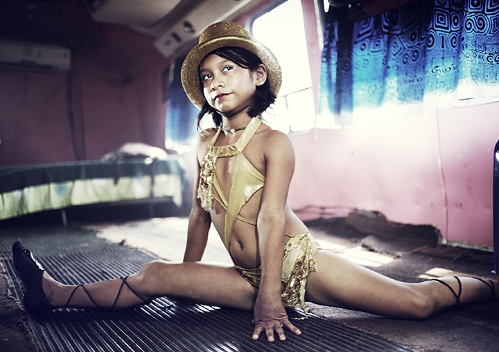 Steven Laxton’s images document the lives of six El Salvadorian circus families.