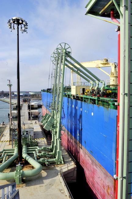 Oil is off-loaded from the tanker HS Electra at Portland Pipe Line’s pier facility in South Portland. A proposed city ordinance would limit any alteration of petroleum facilities to change their function or capacity.