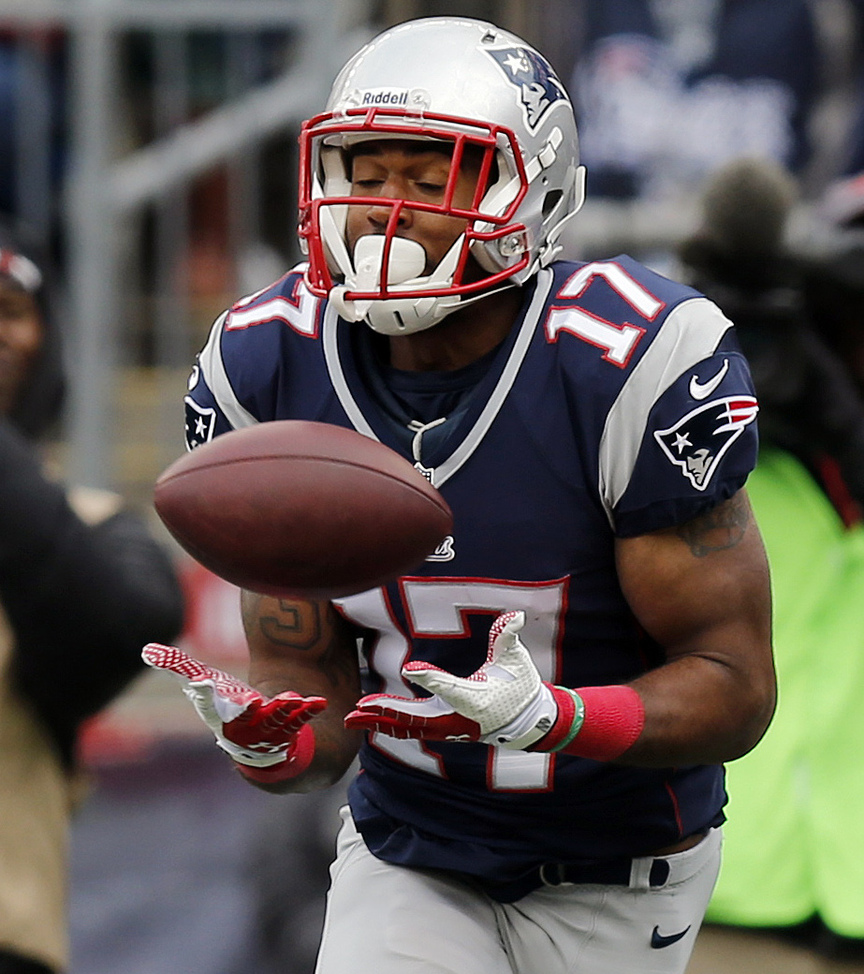 New England receiver Aaron Dobson, who’s had an inconsistent season, catches a third-quarter touchdown pass during Sunday’s win over Miami in Foxborough, Mass.