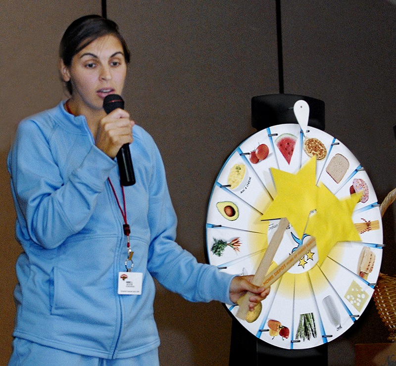 A Hannaford nutritionist talks to pupils at the Windham Primary School about healthful food.