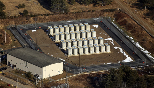 A 2013 aerial photograph of the Maine Yankee nuclear power plant site in Wiscasset shows the steel-lined concrete containers that hold 550 metric tons of spent fuel assemblies.