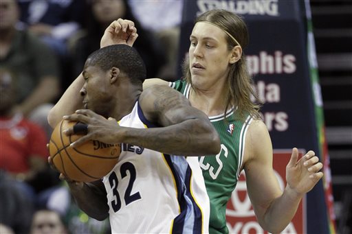 Boston Celtics' Kelly Olynyk, of Canada, right, defends against Memphis Grizzlies' Ed Davis in the first quarter of Monday's game in Memphis, Tenn.