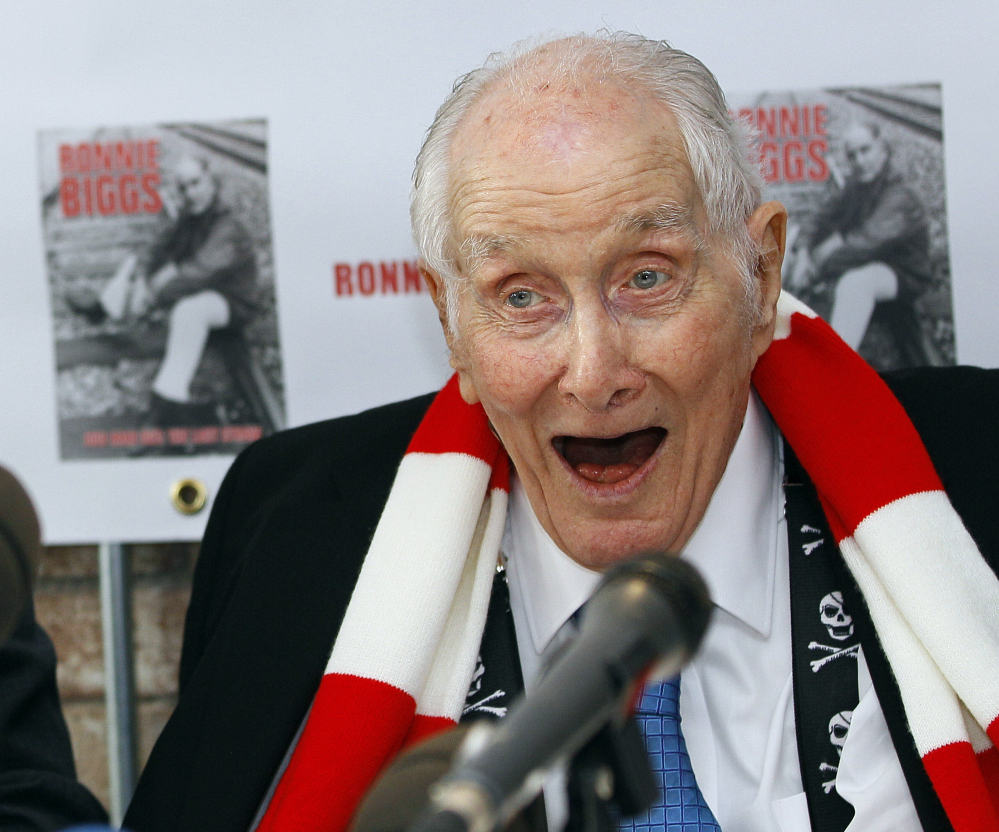 Ronnie Biggs addresses reporters in 2011. “I’ve always liked to differentiate between crooks and criminals,” he once said. “I don’t see myself as a criminal.”