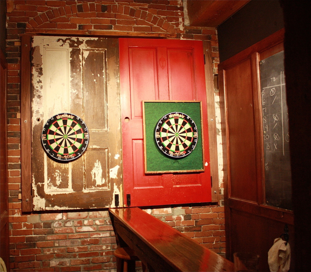 Amenities include a well-loved darts zone.