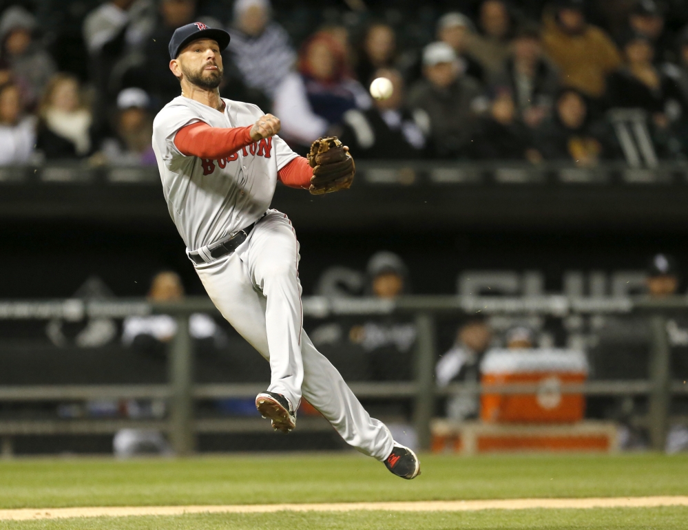 Boston Red Sox third baseman Ryan Roberts is unable to throw out Chicago White Sox’s Alejandro De Aza after fielding De Aza’s bunt during the fourth inning Wednesday in Chicago.